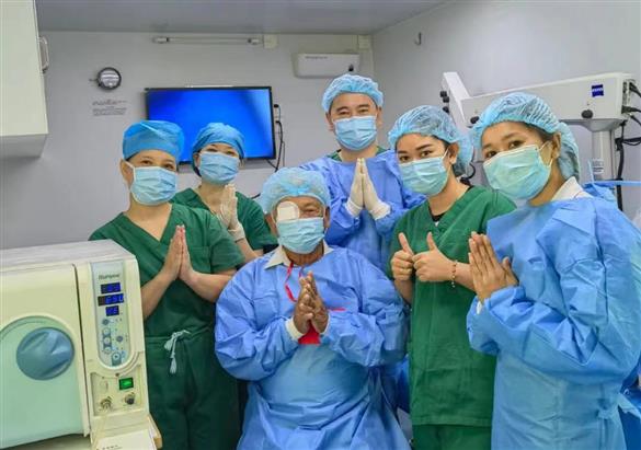 2023年11月21日《人民日报》——“我又能看见了，太感谢你们了!”记中国医生帮助柬埔寨白内障患者重见光明